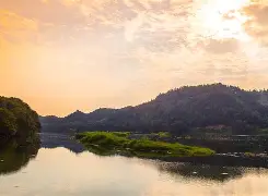 关于三湘黑豹队对阵西城鲸鲨队，赛艇公开赛读秒绝平，门将神扑救主——中场绞杀压制对手的信息