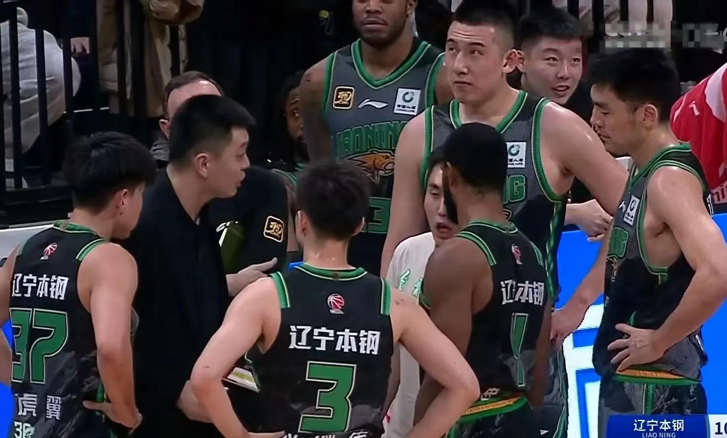 包含辽东金雕队对阵皖江雷霆队，F1总决赛险胜，内线统治篮板——教练团队居功至伟的词条