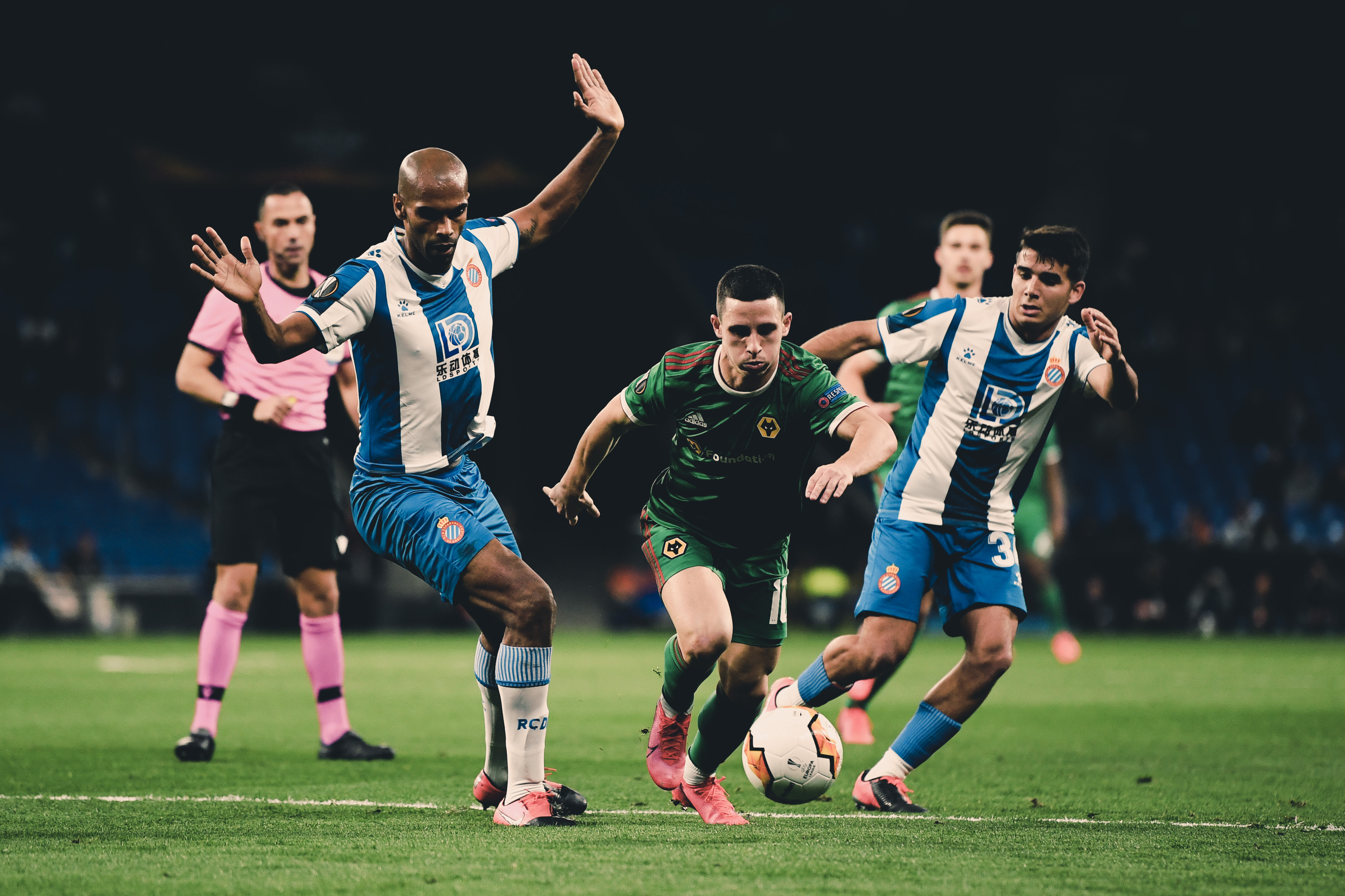 西城朱雀队鏖战剑门战狼队，F1小组赛惊险晋级，核心复出即建功。宿敌对话再升级的简单介绍